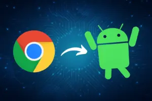 Ilustración digital con el logotipo de Chrome OS a la izquierda y la mascota de Android (Bugdroid) a la derecha, levantando los brazos con expresión alegre, conectados por una flecha blanca sobre un fondo azul con circuitos tecnológicos brillantes. Representa la fusión entre Chrome OS y Android anunciada por Google.