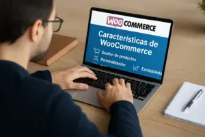 Hombre usando un portátil con WooCommerce mostrando en pantalla las características principales como gestión de productos, personalización y escalabilidad