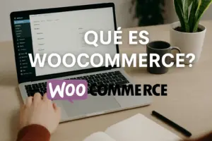 Laptop mostrando el panel de WooCommerce en WordPress, con elementos de oficina y la frase 'Qué es WooCommerce' en pantalla